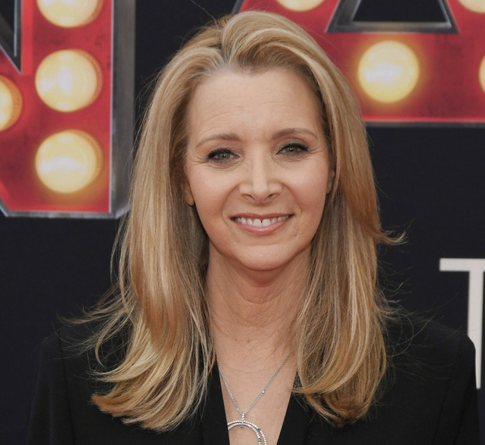 Lisa Kudrow sửa mũi khi mới 16 tuổi. Cuộc phẫu thuật đã làm thay đổi cuộc đời cô. Sau khi sửa, cô chuyển sang trường trung học khác nên không bạn học nào biết cả.