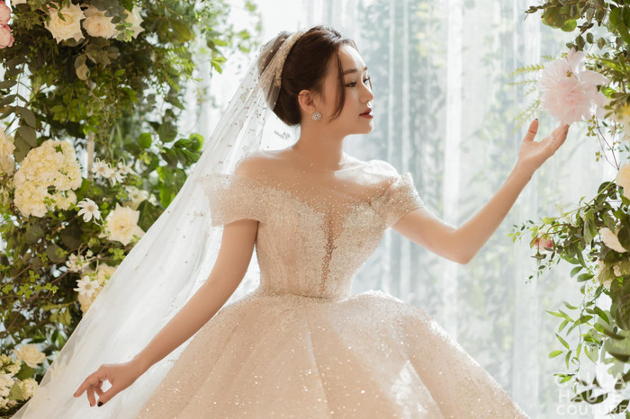 Góc nghiêng quyến rũ của cô dâu.