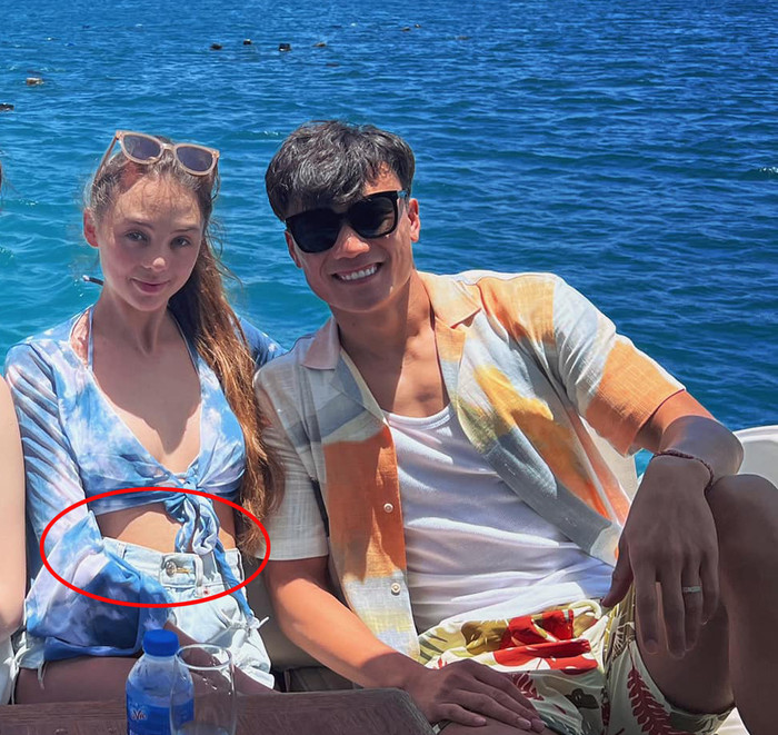 Những hình ảnh như động thái ngầm khẳng định việc cả hai vẫn chưa đón tin vui như đồn đoán từ dân mạng. 