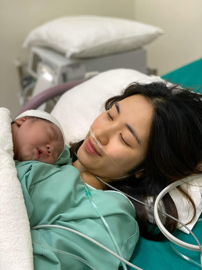 Khoảng khắc thiêng liêng được Hoà Minzy công khai trên mạng xã hội, đi đẻ mà lung linh thế này làm mấy mẹ bỉm khác 'ầm ầm' xin vía đẹp