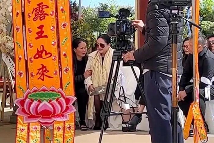 Hình ảnh Như Quỳnh suy sụp trong buổi lễ đưa em trai về nơi an nghỉ cuối cùng.