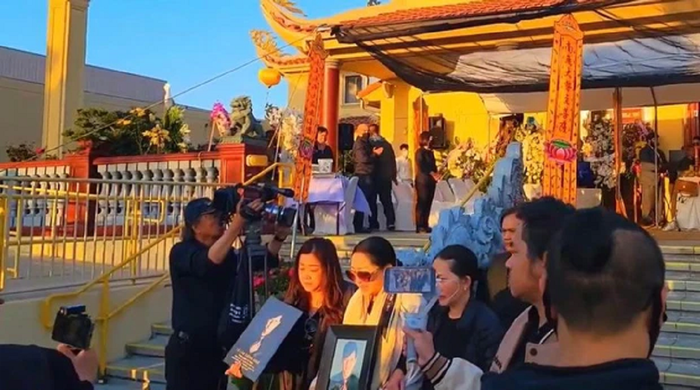 Như Quỳnh ôm chặt di ảnh em trai trong phút cuối cùng.