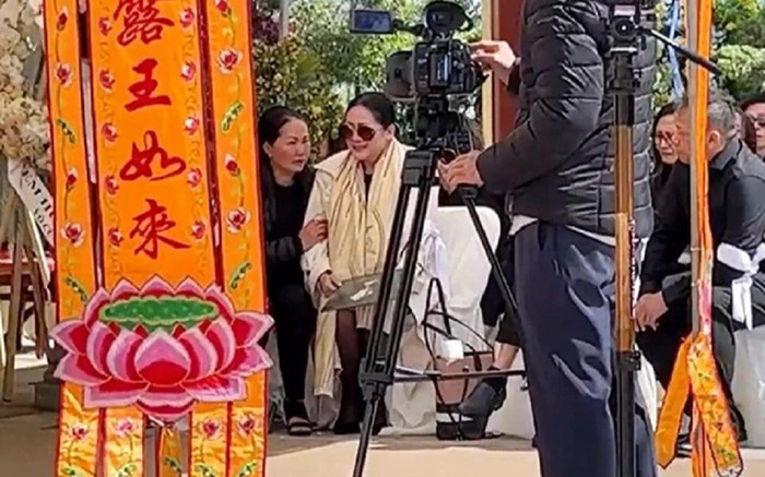 Ca sĩ Như Quỳnh suy sụp, bật khóc bên linh cữu em trai Ảnh 2