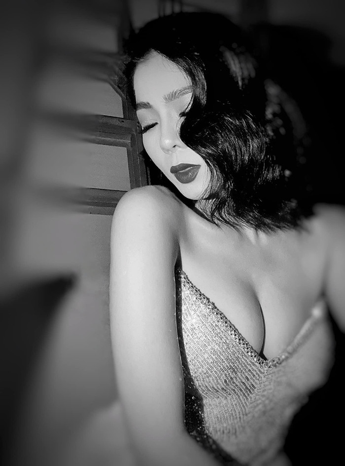 Lệ Quyên cũng từng hỏi ý kiến khán giả về việc hát ca khúc này trên sân khấu 