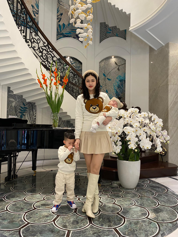 Sau kết hôn, Thanh Tú ít hoạt động showbiz. Người đẹp toàn tâm toàn ý dành thời gian chăm sóc con.