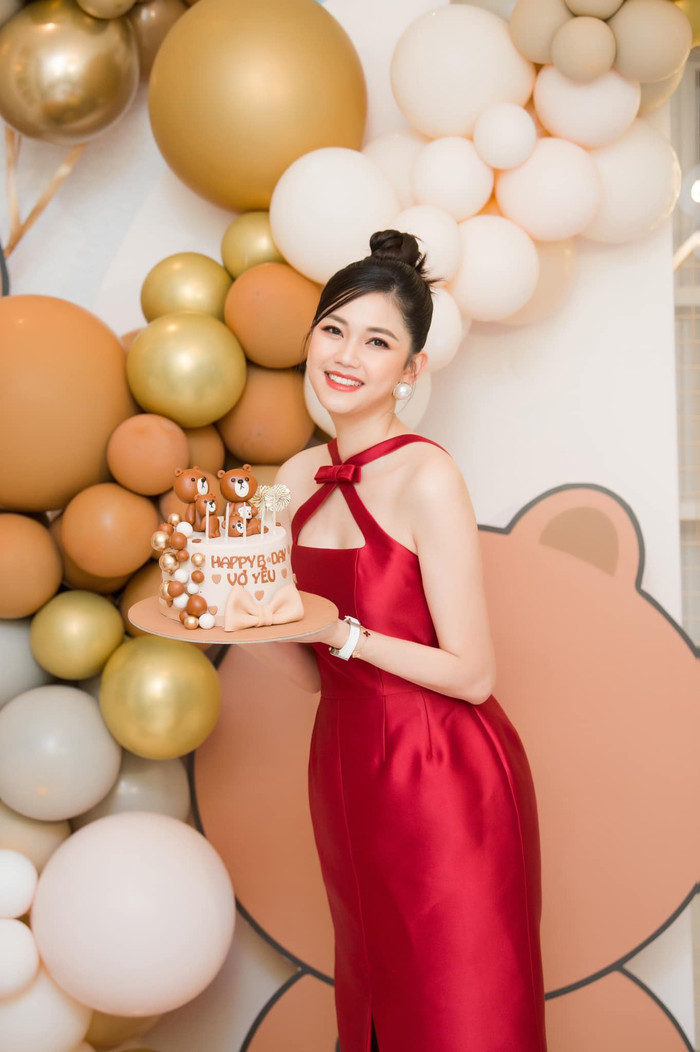 Nụ cười hạnh phúc của Thanh Tú khi được chồng tặng chiếc bánh kem có khắc dòng chữ: 'Happy Birthday Vợ yêu'.