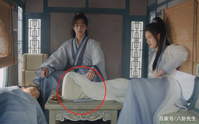 Chiếc giày độn đế của Triệu Lộ Tư trong Thả Thí Thiên Hạ đã nổ ra tranh cãi cực lớn. 