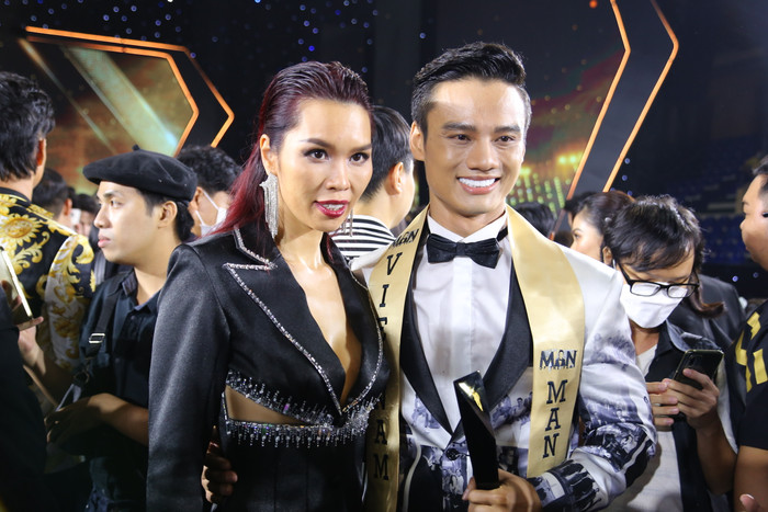 'Hốt 1 rổ sạn' chung kết Quý Ông Hoàn Mỹ: Dài lê thê, âm thanh tệ, hỏi đáp quá nhiều Ảnh 26