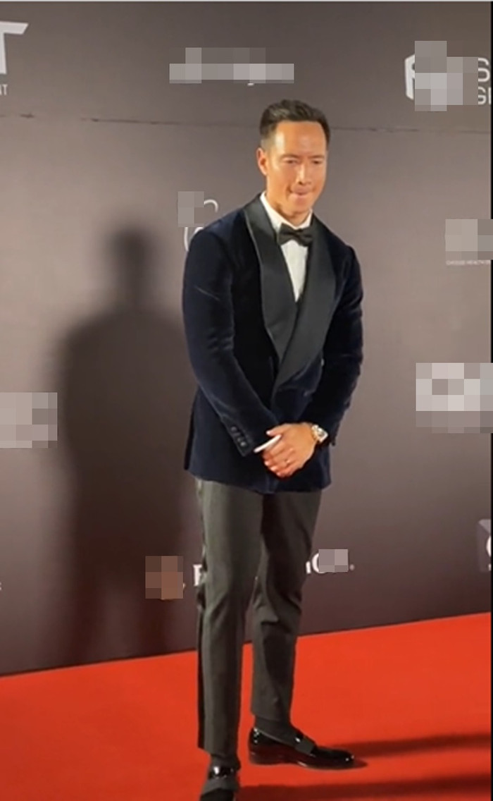 Nam diễn viên liên tục bặm môi để... lấy sức cười giả trân tiếp.