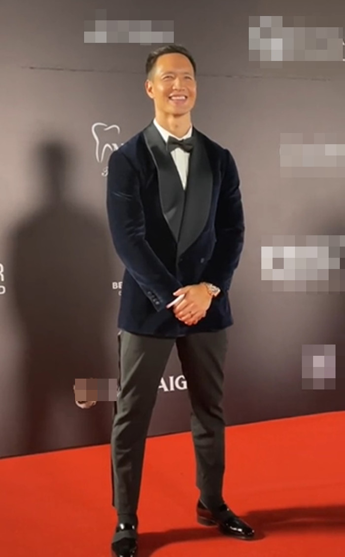 Nụ cười giả trân đầy khó hiểu của ông xã Hồ Ngọc Hà (ảnh cắt ra từ clip).