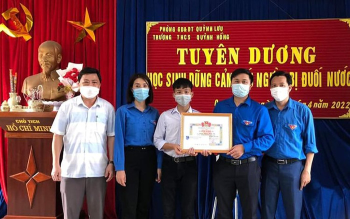 Khen thưởng nam sinh lớp 9 cứu sống em nhỏ đuối nước dưới hồ sen Ảnh 2