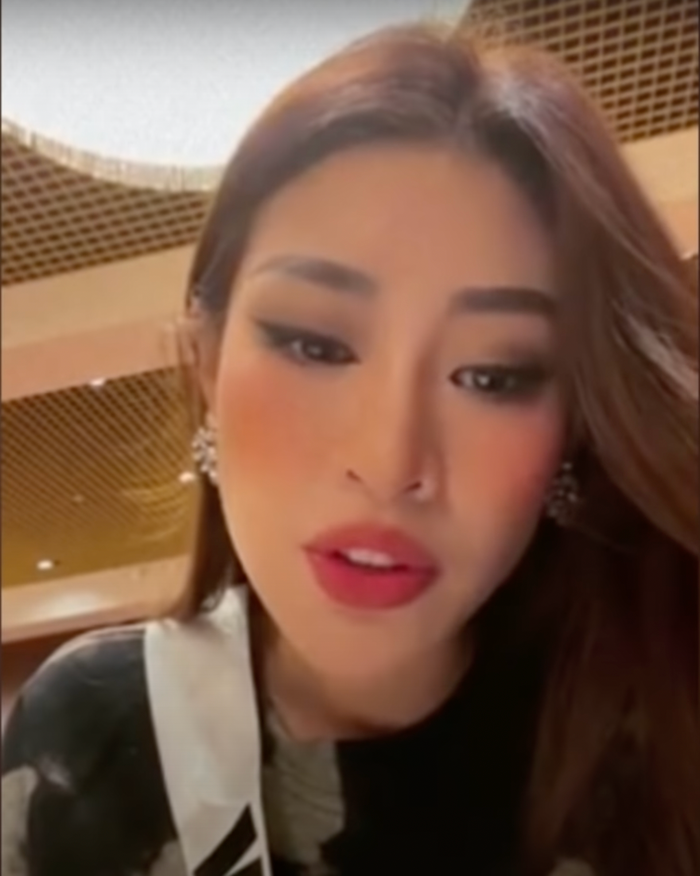 Trong một livestream cũ, Khánh Vân nói chuyện với các thí sinh quốc tế không quá 3 câu nhưng chủ yếu cũng xoay 'Hello, Can you say hello to Vietnamese fans?'. Điều này cho thấy khuyết điểm lớn nhất của Khánh Vân chính là Tiếng Anh. 