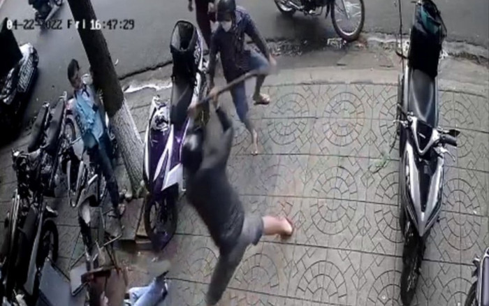 Ngồi uống nước, nam thanh niên bị 2 đối tượng cầm rựa lao vào chém tới tấp Ảnh 2
