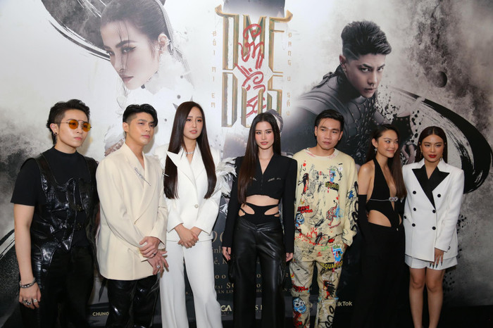 Dàn sao khủng đổ bộ thảm đỏ ngày ra mắt MV Đông Nhi.