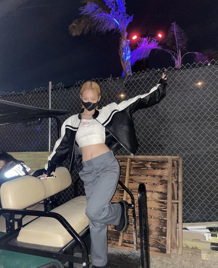 'Tắt nắng' khi Jennie khoe thân táo bạo với áo 'nửa mảnh' tại Coachella 2022 Ảnh 6