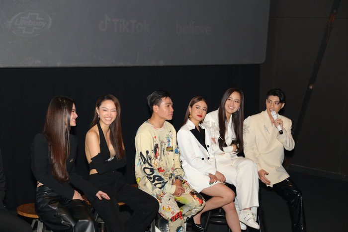 Dàn khách mời đình đám xuất hiện trong MV của Đông Nhi.