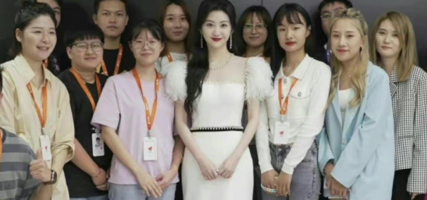 Cùng xuất hiện trong một khung hình, Hứa Khải hoàn toàn bị lu mờ trước Cảnh Điềm Ảnh 4