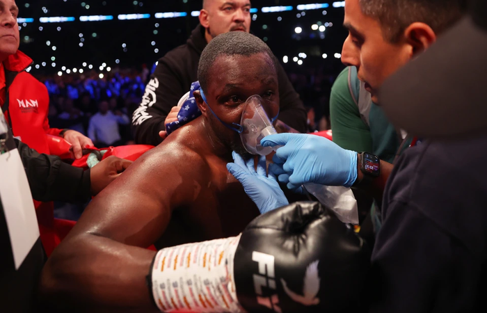Whyte cần được cung cấp oxy ngay sau trận đấu.