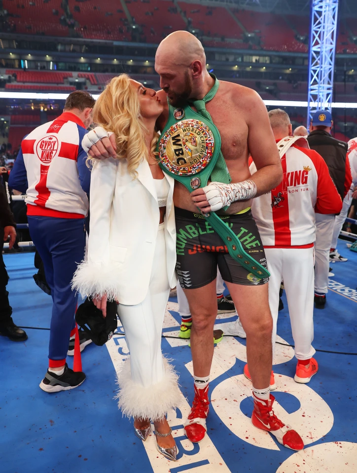 'Vua giang hồ' ăn mừng sau chiến thắng cùng người vợ Paris Fury đang mang thai.