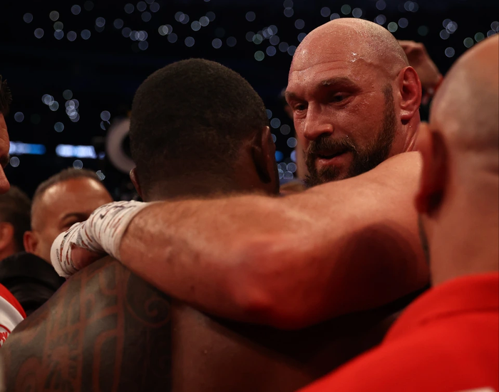 Hai võ sĩ ôm nhau sau trận đấu.