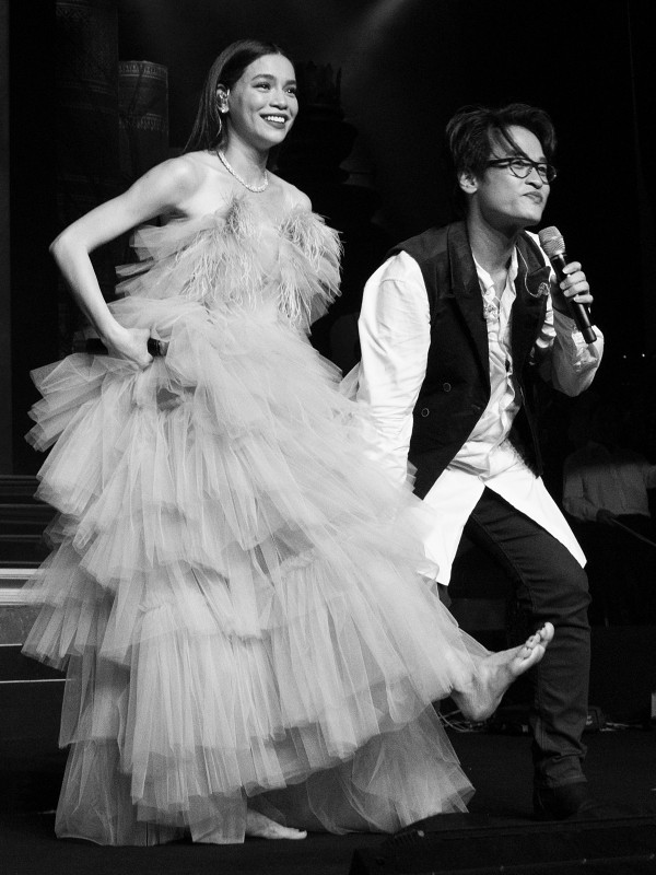 'Nương tựa' vào vai Hà Anh Tuấn, Hồ Ngọc Hà sao lại nhí nhảnh lạ thường thế này! Ảnh 7