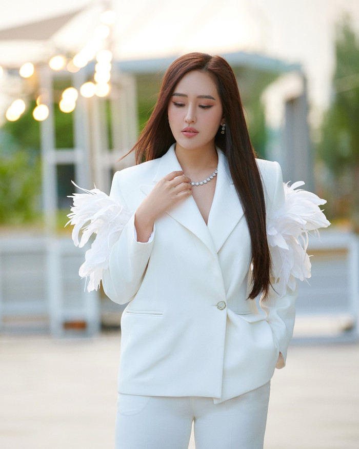 Nhưng sự chú ý va vào sợi dây chuyền có sức 'nặng' khủng trên cổ người đẹp.