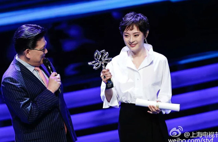 Vợ chồng Đặng Siêu - Tôn Lệ bị tố 'đi cửa sau' để mua giải Bạch Ngọc Lan Ảnh 5