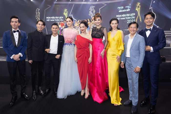 Một bên là Hoa hậu Chuyển Giới Quốc Tế, một bên là Hoa hậu Trái Đất không thể cân đo được ai hơn ai trong khung hình.