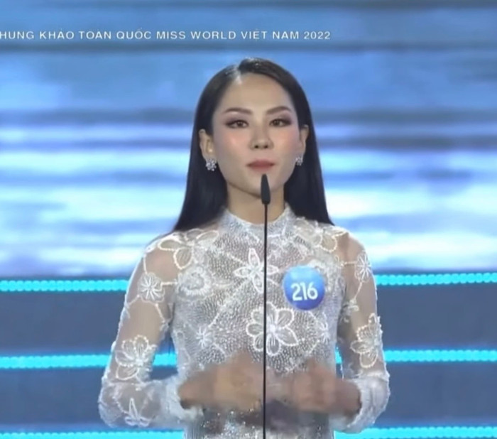 Tuy có phần trình bày trôi chảy nhưng Mai Phương lại lố giờ quy định cho phần thi ứng xử.