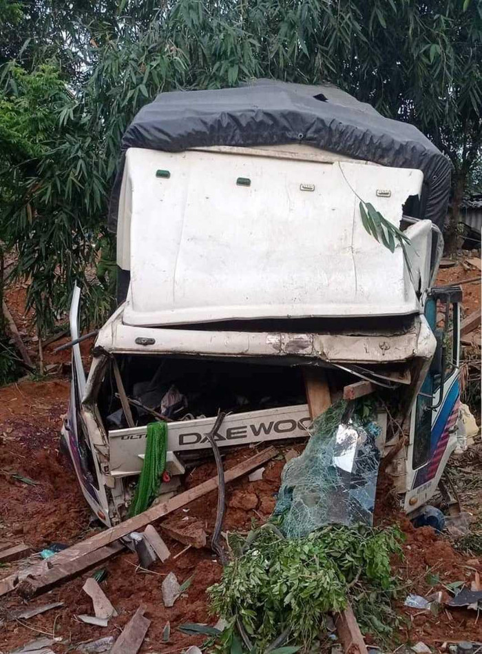 Đầu chiếc xe tải méo mó biến dạng. (Ảnh: VietNamNet)