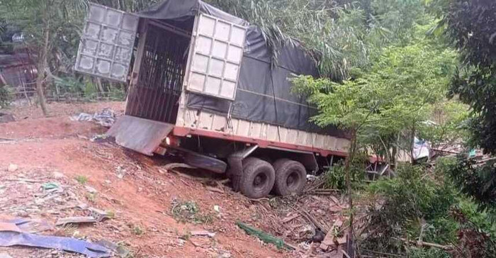 Hiện trường vụ tai nạn thảm khốc khiến 3 người tử vong, 3 người khác bị thương. (Ảnh' VietNamNet)