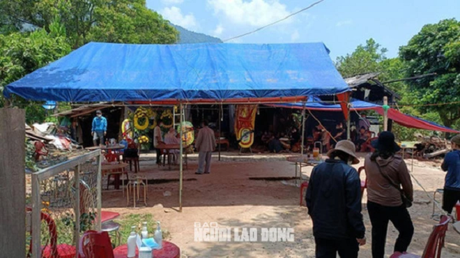  UBND xã Dân Hóa (Quảng Bình) và các cơ quan chức năng cùng với bà con xóm làng và gia đình tổ chức lo hậu sự cho các nạn nhân. (Ảnh: Người Lao Động) 