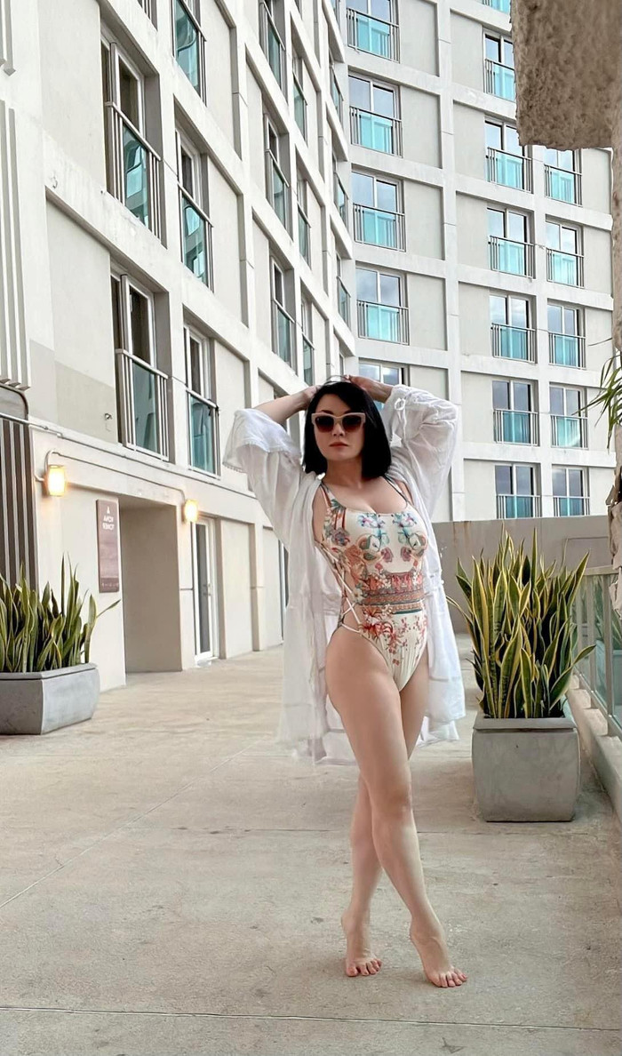 Dân mạng khen cô sở hữu một vòng eo thon gọn cùng vòng 1 nóng bỏng nên dù ăn bận thế nào cũng vẫn đẹp, vẫn tươi. 