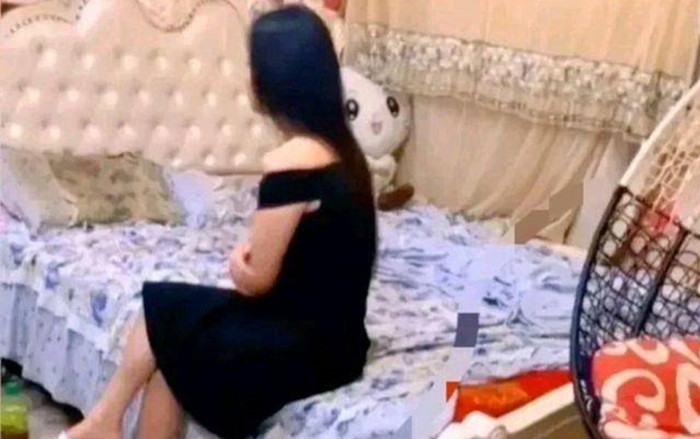 Cô gái xinh đẹp ngồi trong căn phòng ngập rác, dân mạng thốt lên: 'Nhà vệ sinh công cộng còn sạch hơn' Ảnh 2