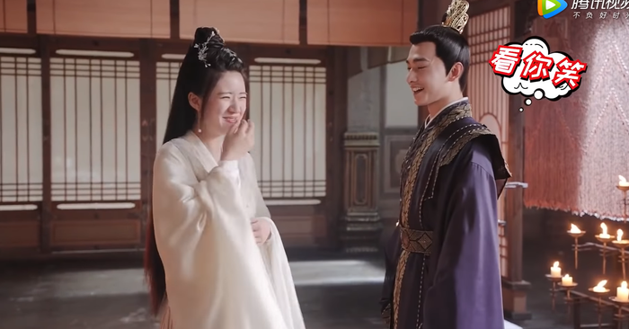 Cả hai trêu đùa nhau trước khi bước vào cảnh quay.