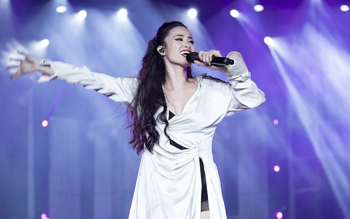 Đông Nhi đã làm gì trên livestream mà khiến fan 'mất liêm sỉ': 'Nắm đầu em đi chị ơi'? Ảnh 2