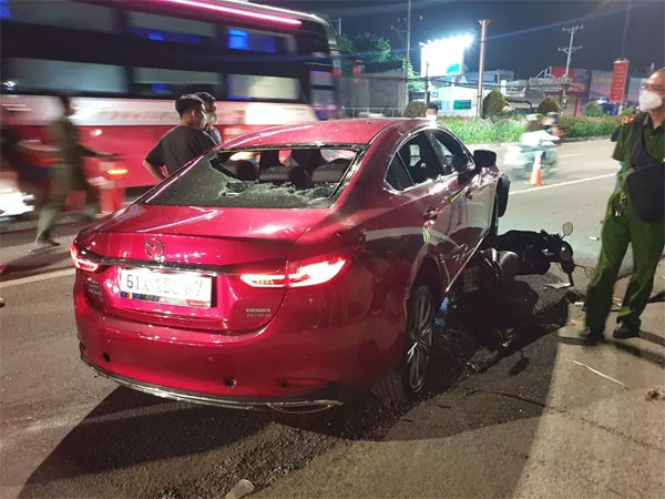 Người dân truy đuổi, dùng đá đập phá xe. Ảnh: Dân trí