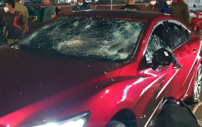 Lời khai của tài xế lái ô tô kéo lê xe máy suốt 3km bị người dân chặn xe đập phá? Ảnh 2