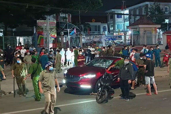 Xe ô tô gây tai nạn bị nhiều người truy đuổi. Ảnh: Dân trí