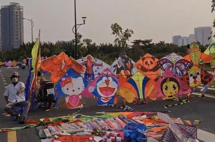 Những con diều với đầy đủ sắc màu.