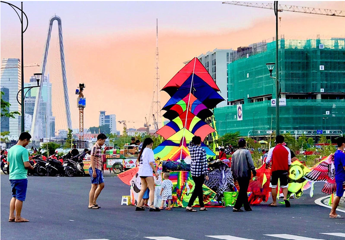 Khung cảnh mọi người lựa diều.