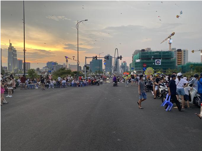 Các hàng quán tấp nập hai bên đường.