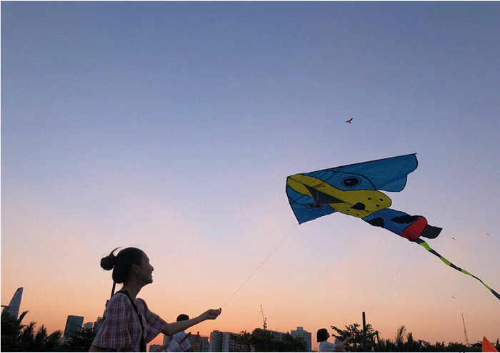 Cô gái tập thả diều.