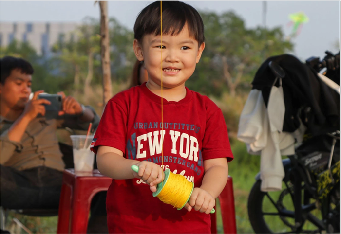 Cậu bé hạnh phúc với chiếc diều của mình.