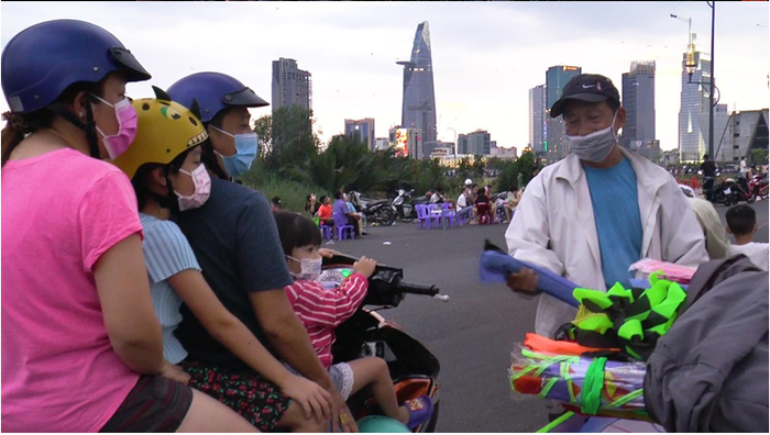 Cả gia đình cùng nhau đi thả diều.