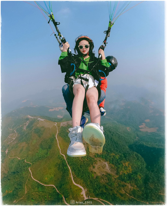 Chị Mai bay cùng huấn luyện viên dù lượn.&nbsp;