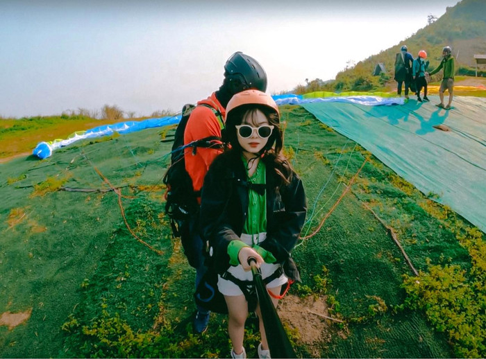 Địa điểm bay dù lượn nằm ờ đồi Bù, thôn Núi Bé, xã Nam Phương Tiến, huyện Chương Mỹ.&nbsp;