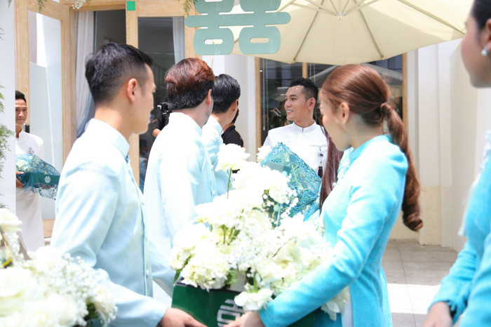 Hình ảnh Lý Bình và dàn bê tráp