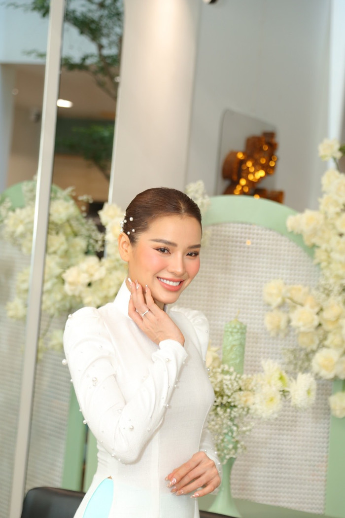 Nhan sắc của cô dâu trong ngày trọng đại được dân tình không khỏi xuýt xoa và hết lời khen ngợi