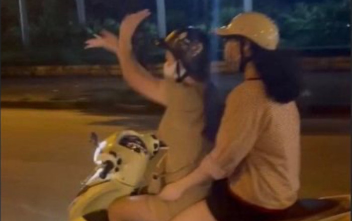 Cô gái trẻ buông cả hai tay rồi 'múa quạt tung nóc' khi lái xe máy bị xử phạt gần 9 triệu đồng Ảnh 2